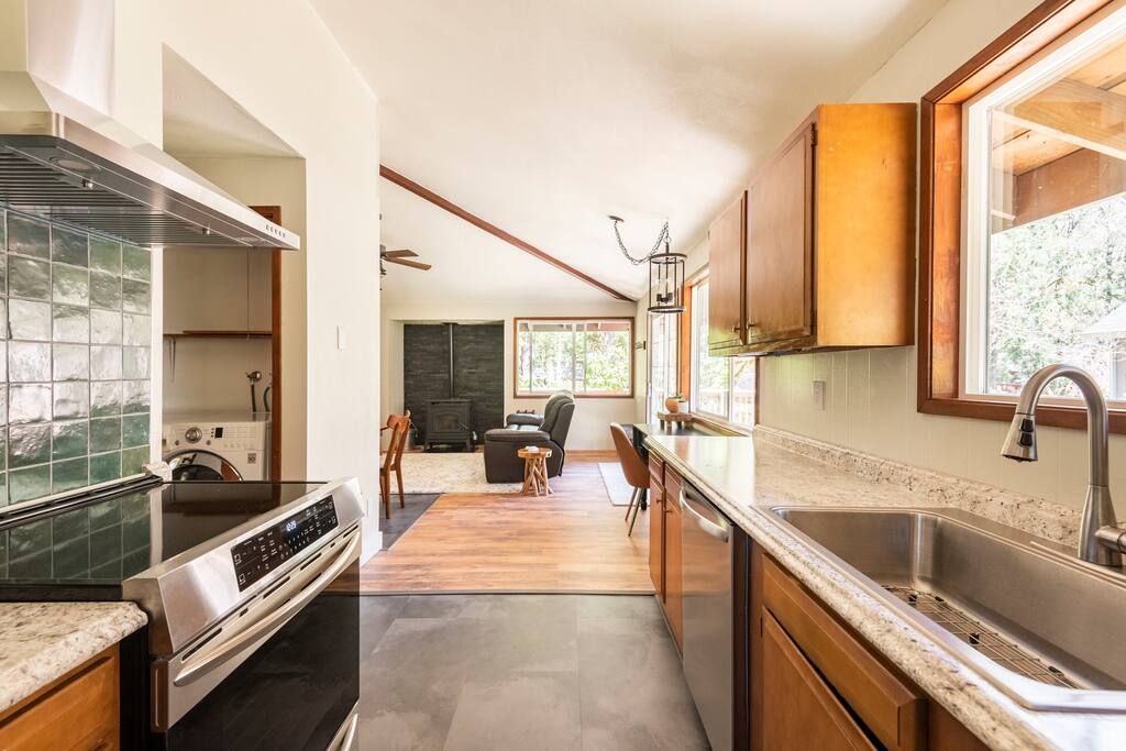 Cozy Mt Hood Cabin -King bed- pool opens June 14! - Rhododendron