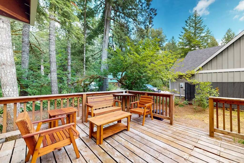 Cozy Mt Hood Cabin -King bed- pool opens June 14!