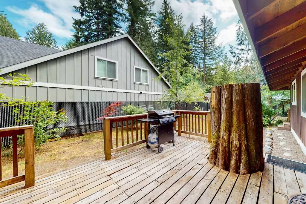 Cozy Mt Hood Cabin -King bed- pool opens June 14! - Rhododendron