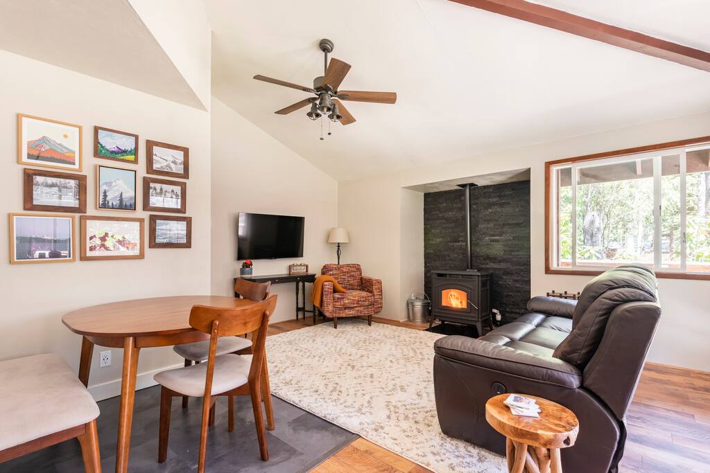 Cozy Mt Hood Cabin -King bed- pool opens June 14!