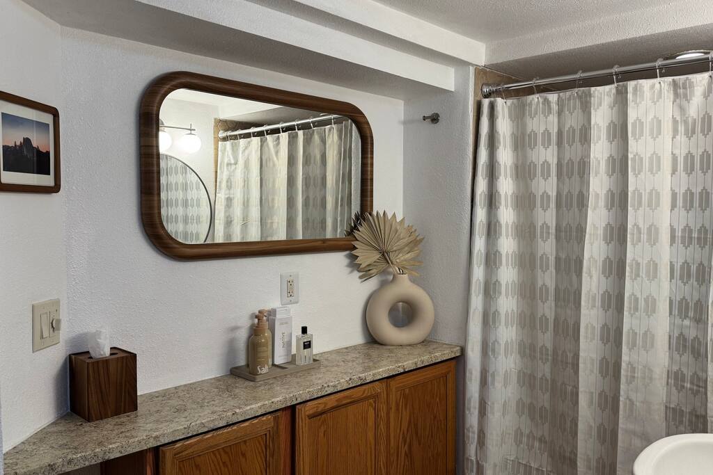 Mid-Century Modern Beauty - Movie Theater, A/C!