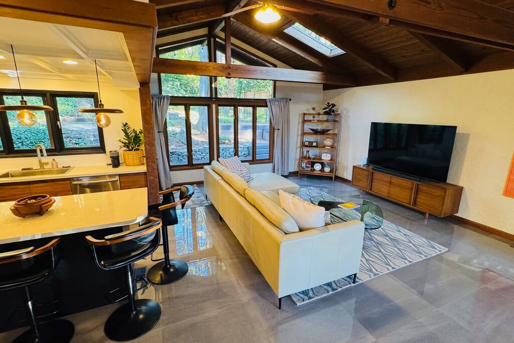 Mid-Century Modern Beauty - Movie Theater, A/C!