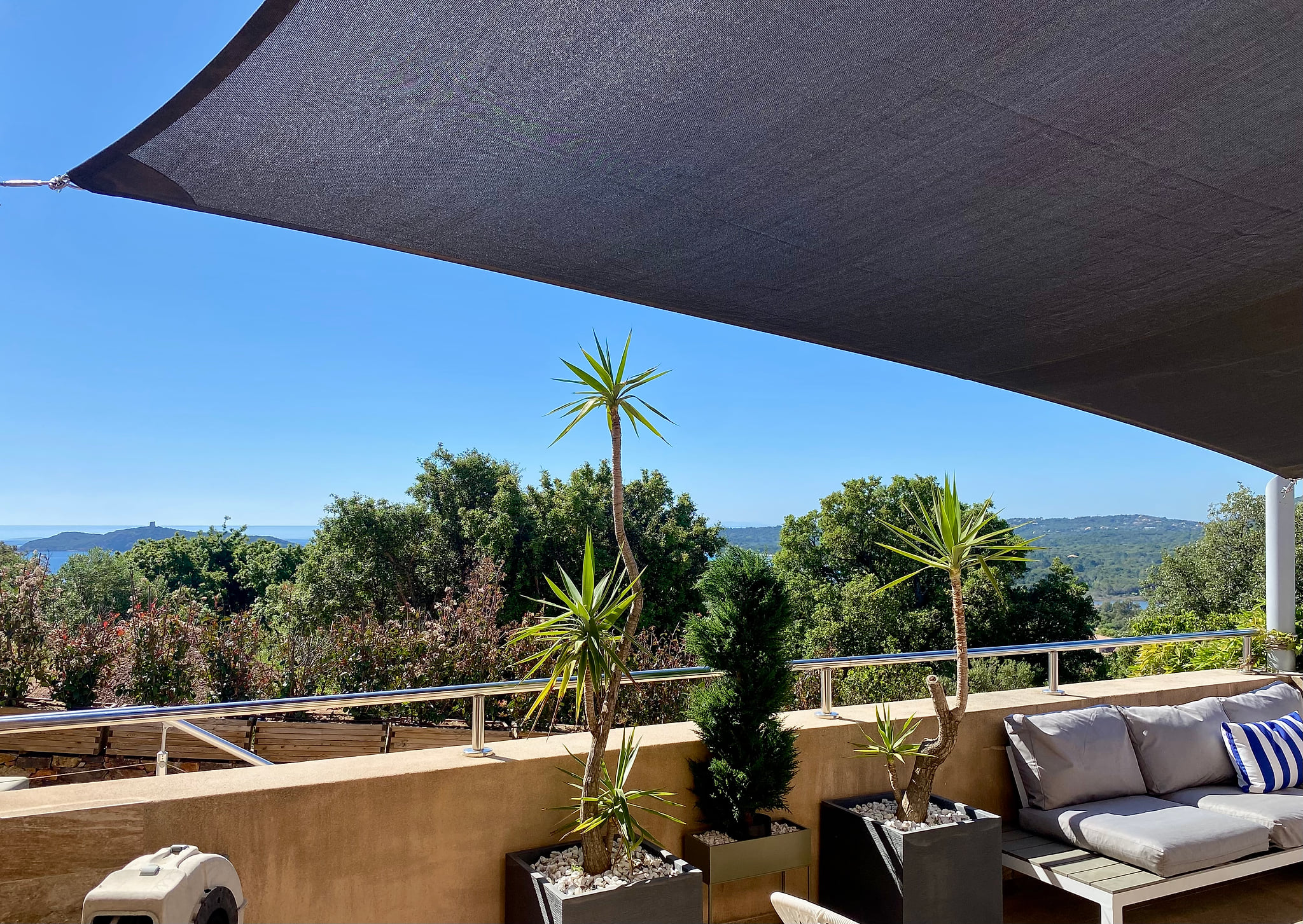Outside living room with wiew on Pinarello bay