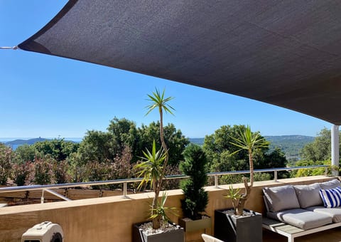 Outside living room with wiew on Pinarello bay