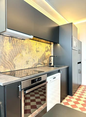 Loving this fully equipped kitchen! It has everything you need and more — dishwasher, microwave, a fridge complete with ice cubes, oven, etc... Perfect for preparing meals just like at home!
