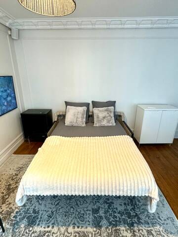 Softness plays a crucial role in the coziness of this apartment, as seen in our pull-out bed equipped with a premium foam mattress, offering comfort equivalent to a queen-size bed.