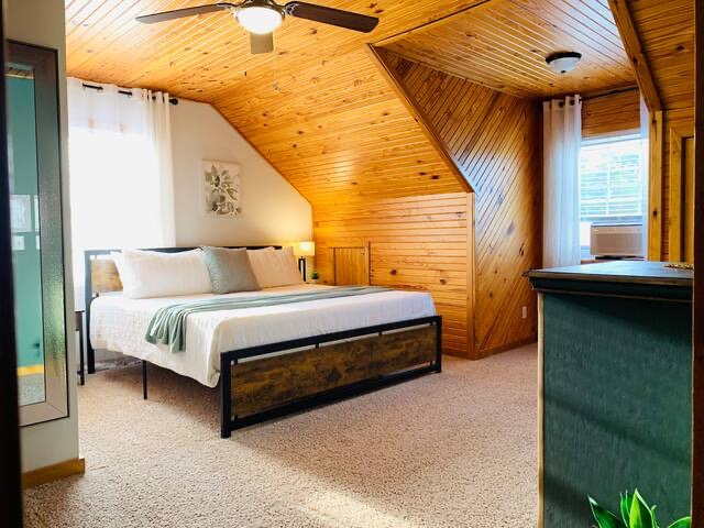 Upstairs West Bedroom 