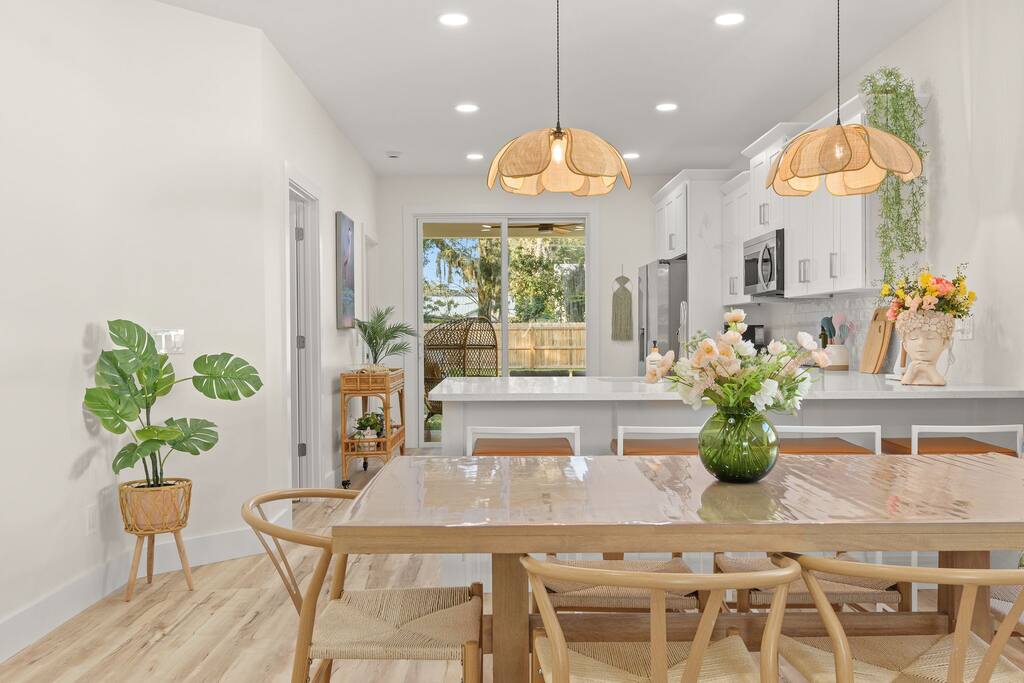 Enchanting 3 bedroom home by Marina, <1mi to downtown