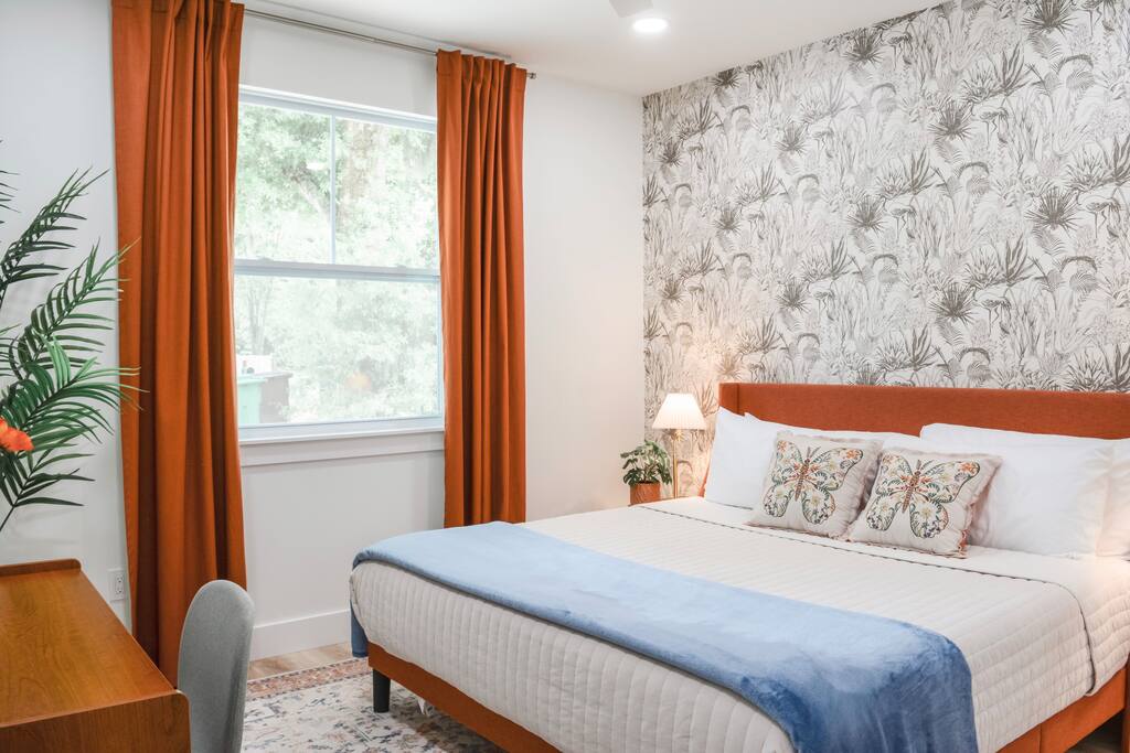 Enchanting 3 bedroom home by Marina, <1mi to downtown