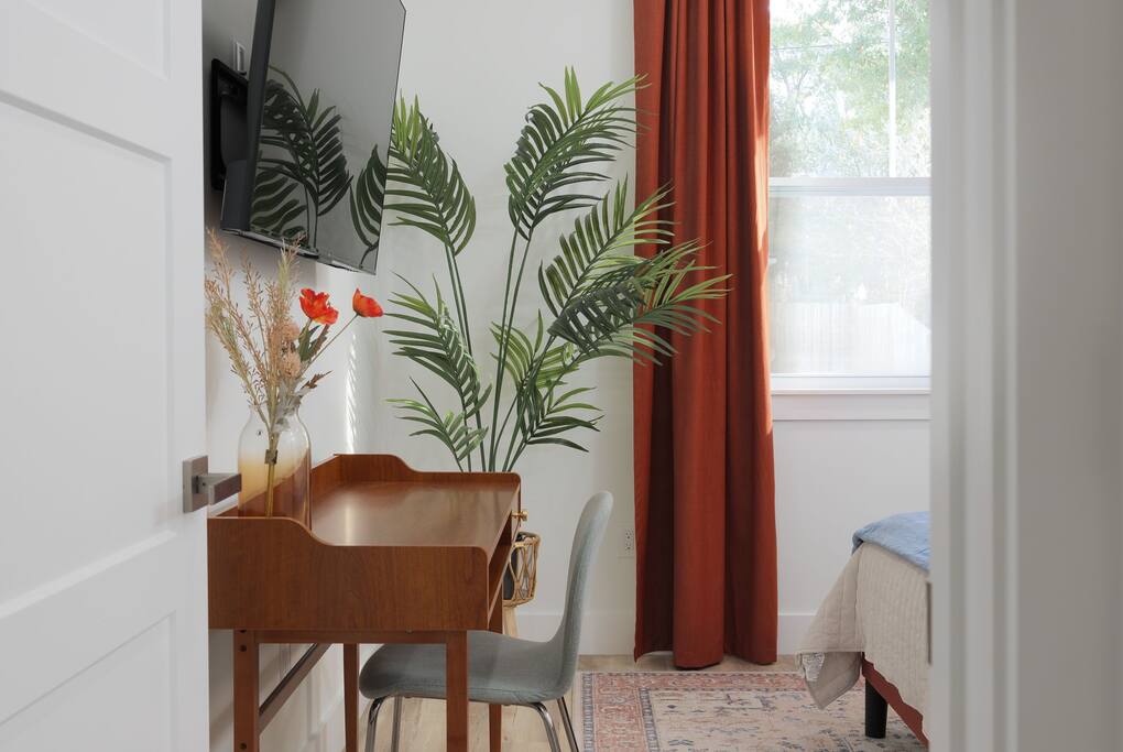 Enchanting 3 bedroom home by Marina, <1mi to downtown