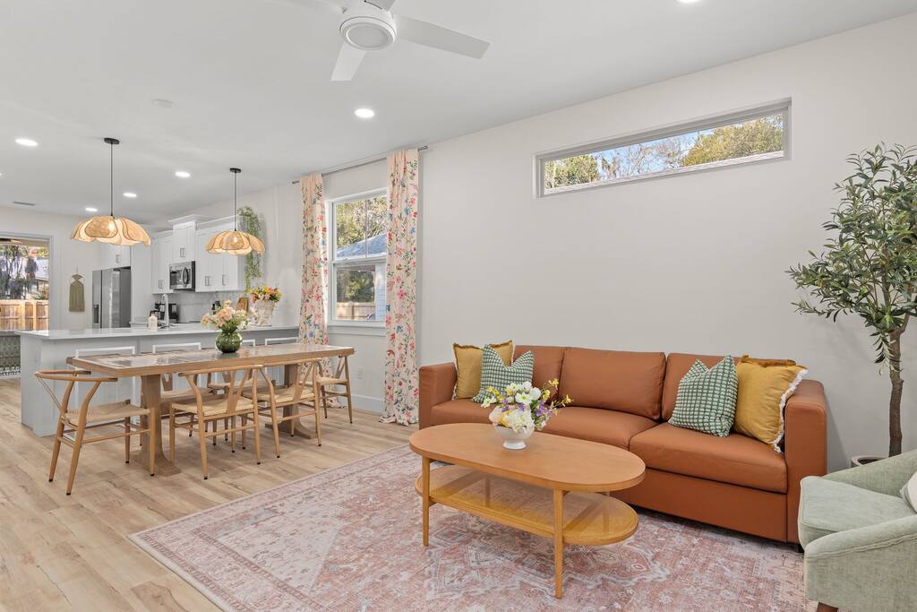Enchanting 3 bedroom home by Marina, <1mi to downtown