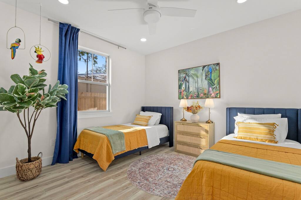 Enchanting 3 bedroom home by Marina, <1mi to downtown