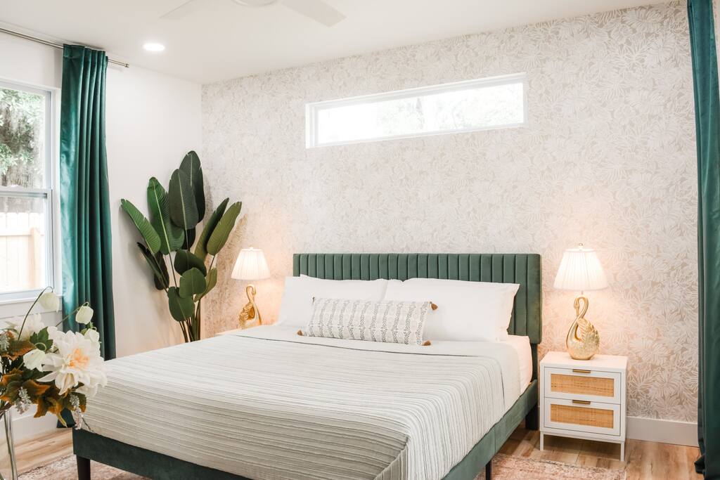 Enchanting 3 bedroom home by Marina, <1mi to downtown