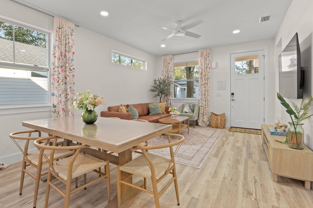 Enchanting 3 bedroom home by Marina, <1mi to downtown
