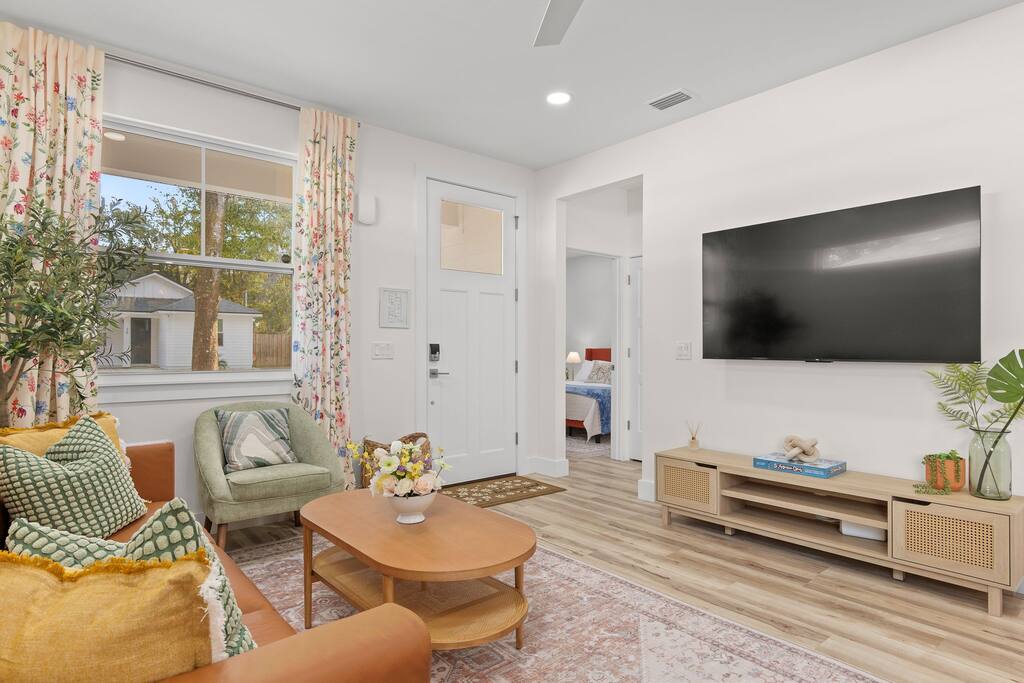 Enchanting 3 bedroom home by Marina, <1mi to downtown
