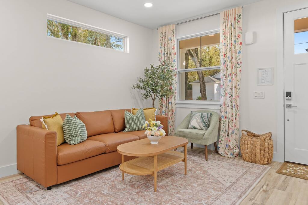Enchanting 3 bedroom home by Marina, <1mi to downtown