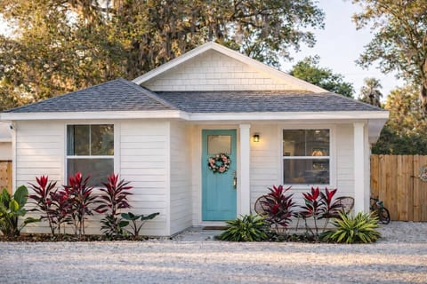 Encanto — A Cheerful Coastal Getaway in Full Bloom