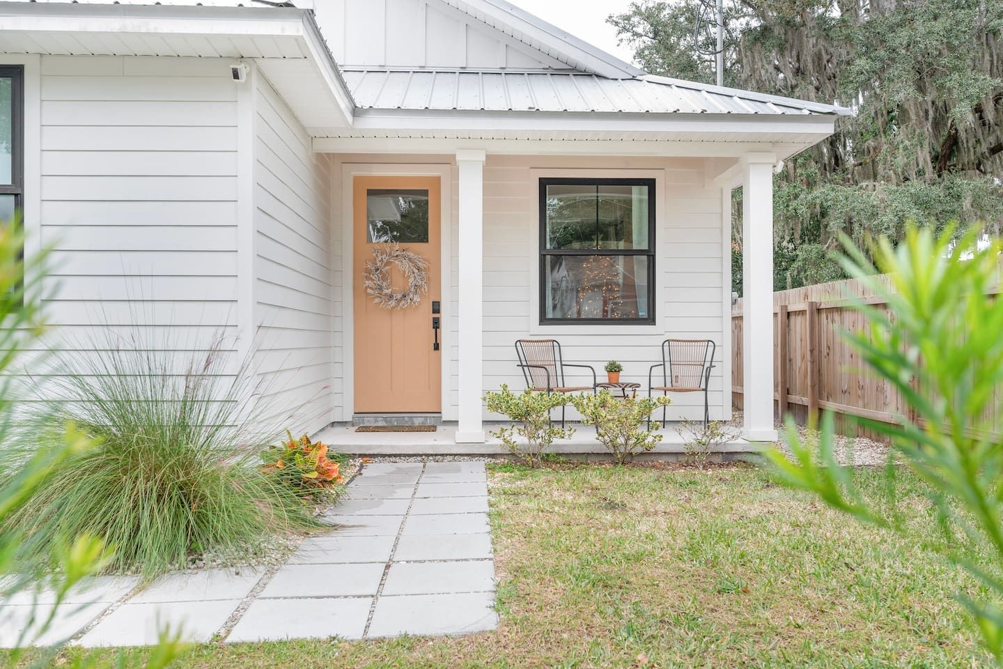 Welcome! Sunny retreat with a welcoming porch, native plants & coastal charm.