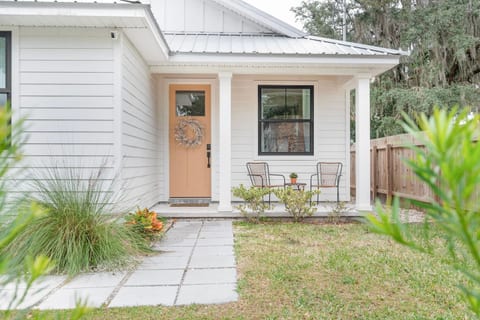 Welcome! Sunny retreat with a welcoming porch, native plants & coastal charm.