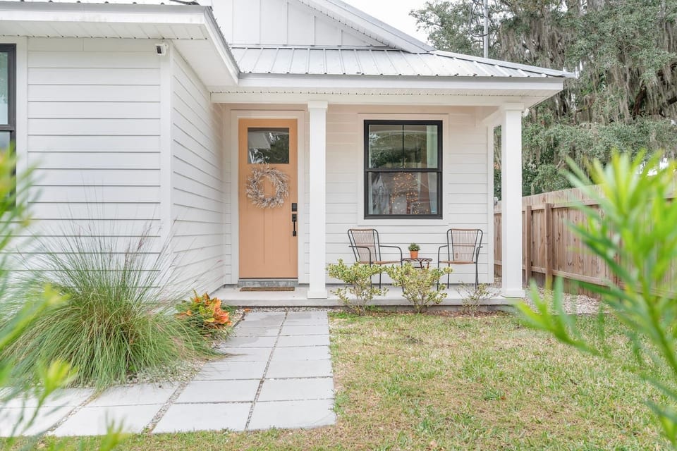 Welcome! Sunny retreat with a welcoming porch, native plants & coastal charm.