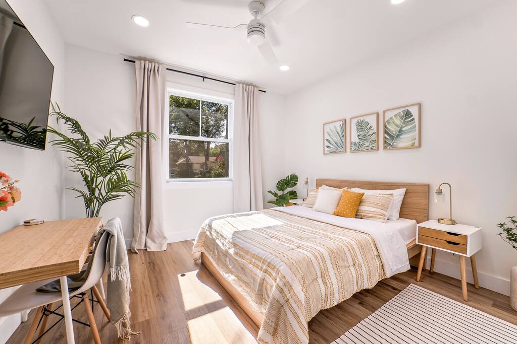 Serene 3 bedroom Coastal Retreat, near downtown and beach