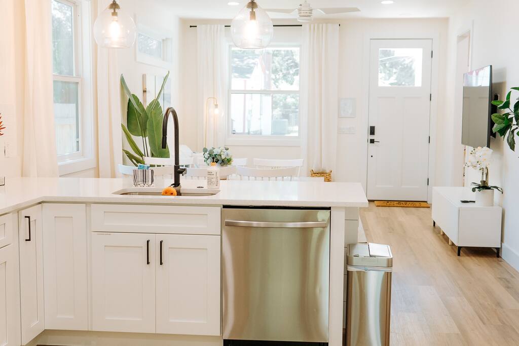 Serene 3 bedroom Coastal Retreat, near downtown and beach