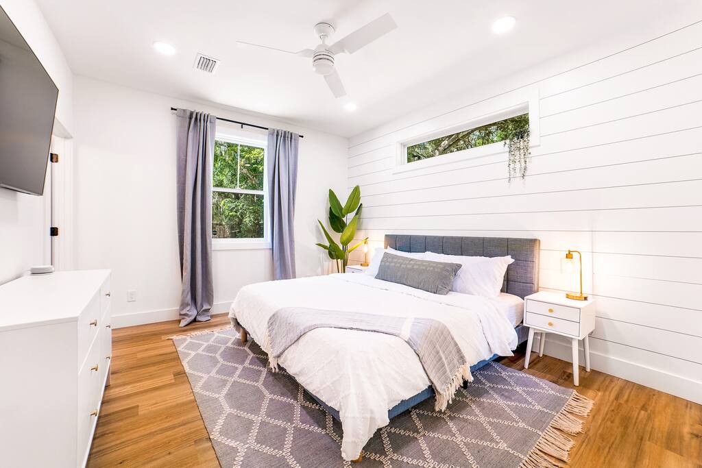 Serene 3 bedroom Coastal Retreat, near downtown and beach