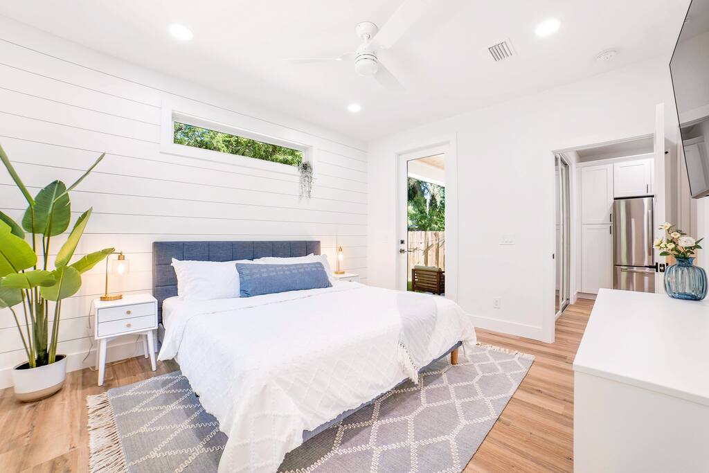Serene 3 bedroom Coastal Retreat, near downtown and beach