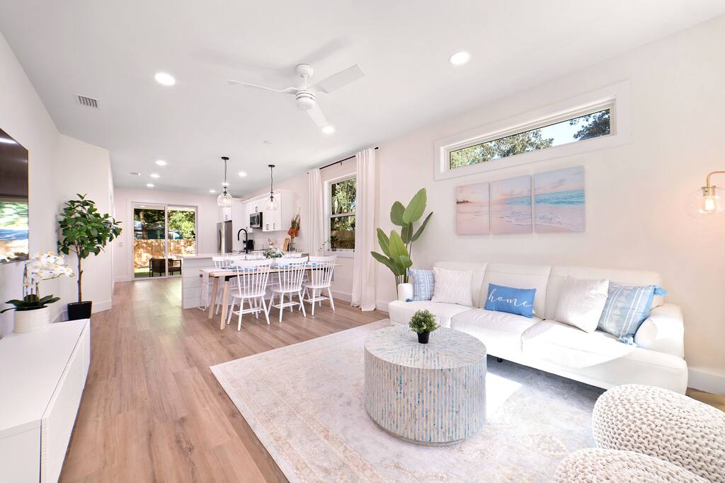 Serene 3 bedroom Coastal Retreat, near downtown and beach