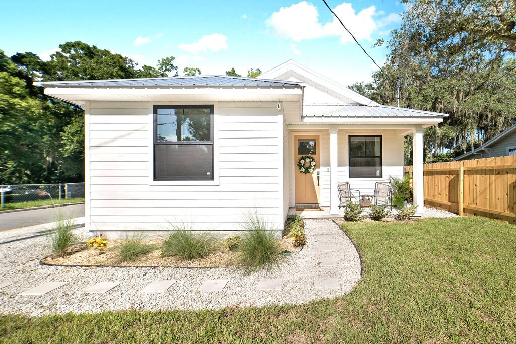 Serene 3 bedroom Coastal Retreat, near downtown and beach