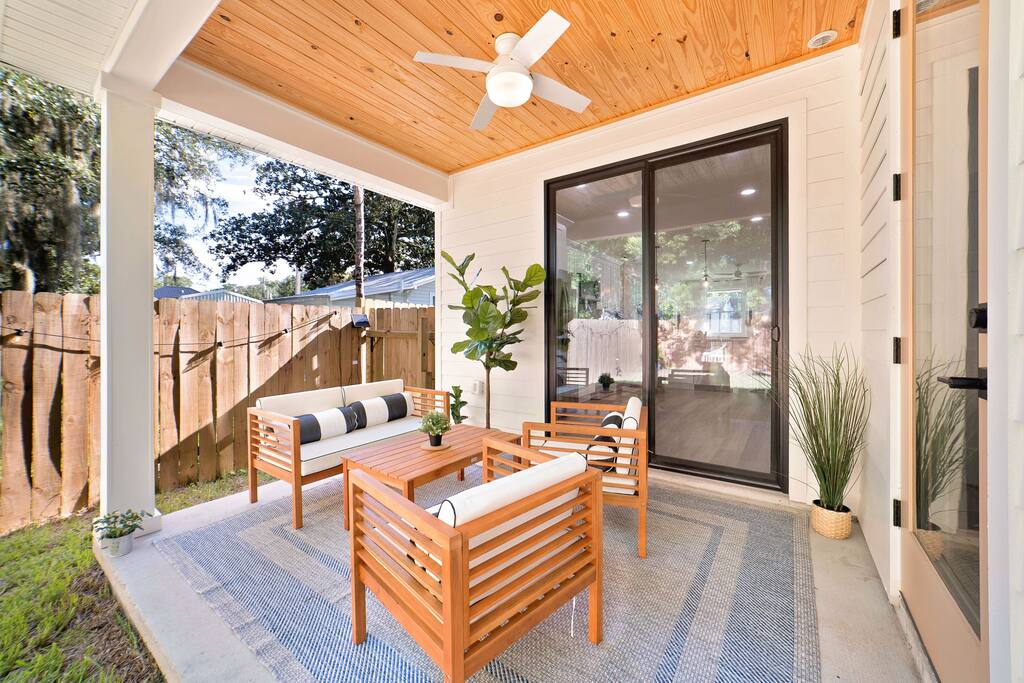 Serene 3 bedroom Coastal Retreat, near downtown and beach