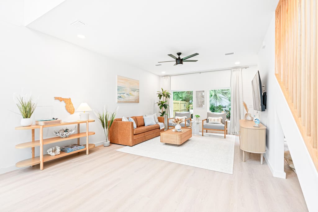 Modern Luxe 3 bedroom home: 1 Mile to Downtown & Near Beaches