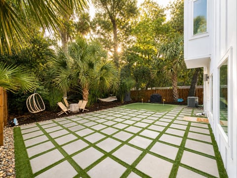 Private palm-lined yard with putting green, hammock & lounge