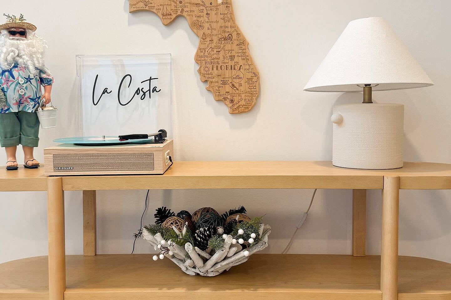 La Costa — A Modern Coastal Retreat with a Putting Green