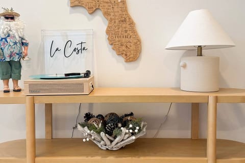 La Costa — A Modern Coastal Retreat with a Putting Green