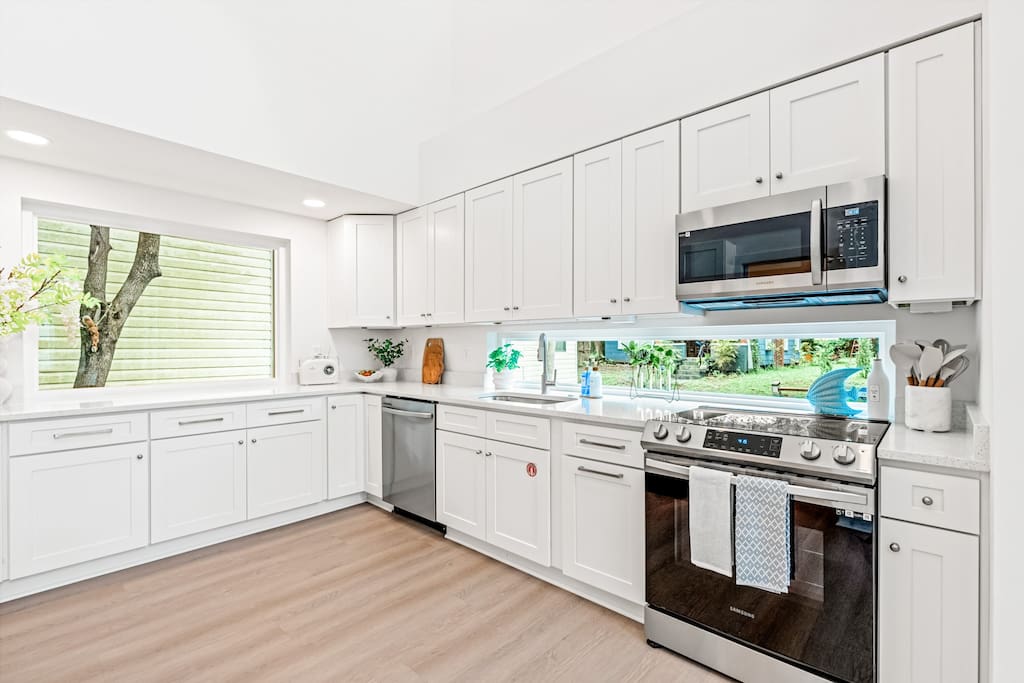 Modern Luxe 3 bedroom home: 1 Mile to Downtown & Near Beaches