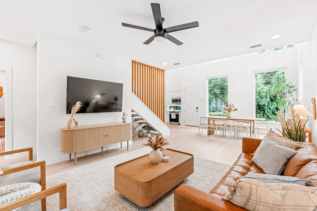 Modern Luxe 3 bedroom home: 1 Mile to Downtown & Near Beaches