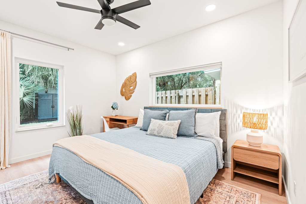 Modern Luxe 3 bedroom home: 1 Mile to Downtown & Near Beaches
