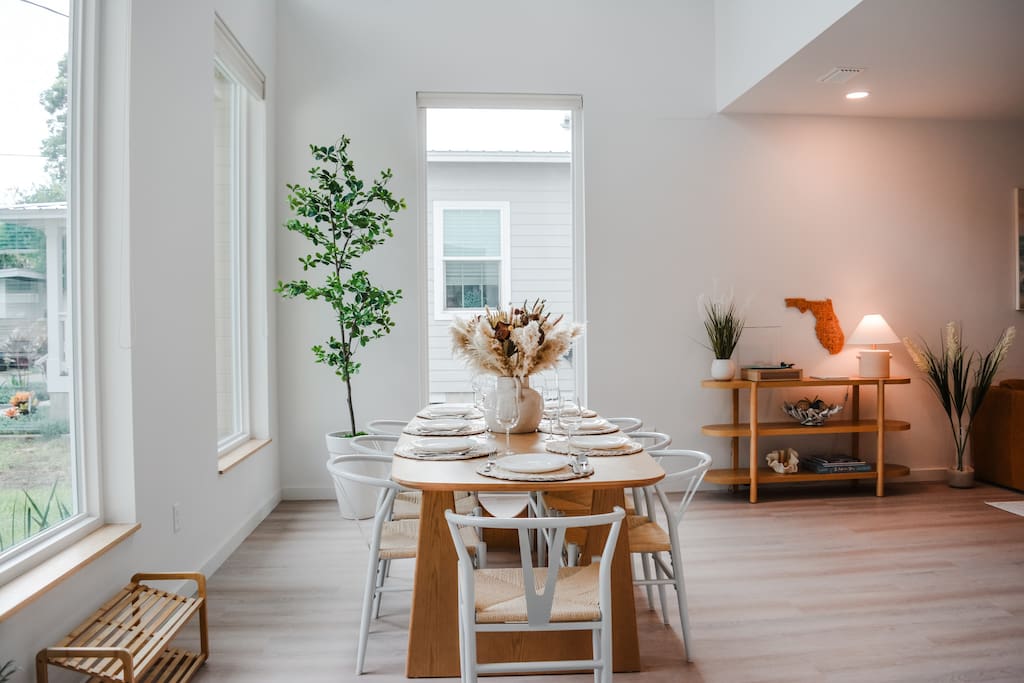 Modern Luxe 3 bedroom home: 1 Mile to Downtown & Near Beaches