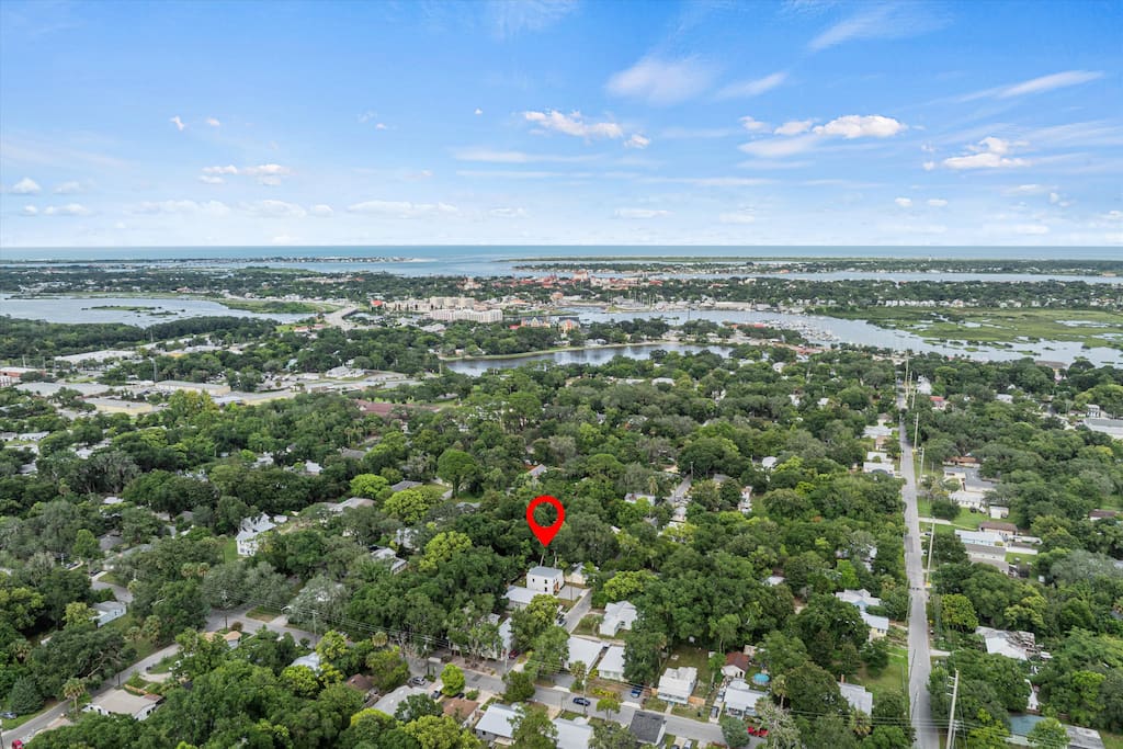 Modern Luxe 3 bedroom home: 1 Mile to Downtown & Near Beaches