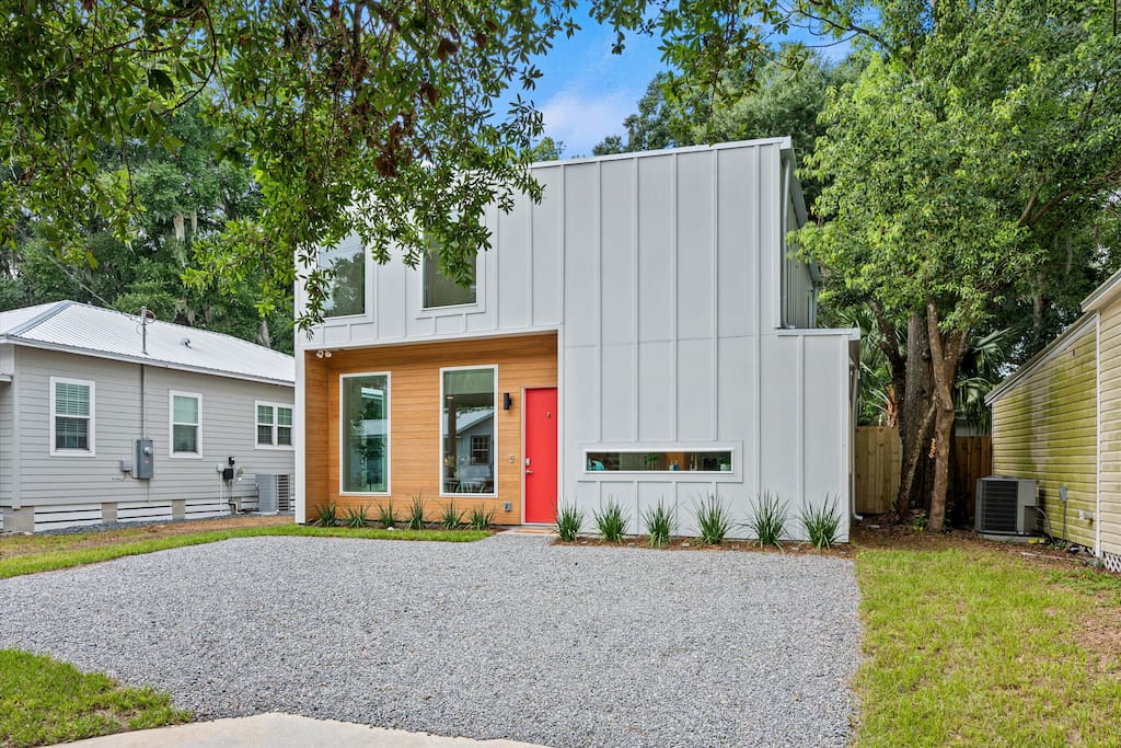 Modern Luxe 3 bedroom home: 1 Mile to Downtown & Near Beaches