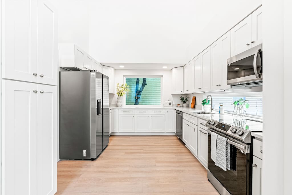 Modern Luxe 3 bedroom home: 1 Mile to Downtown & Near Beaches