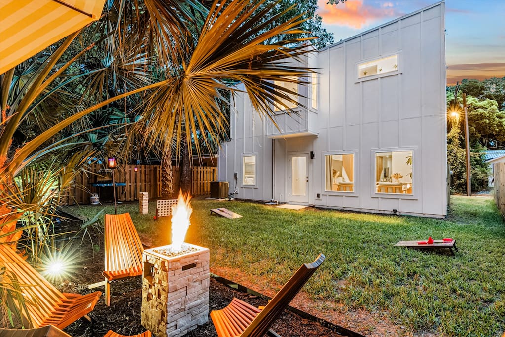 Modern Luxe 3 bedroom home: 1 Mile to Downtown & Near Beaches
