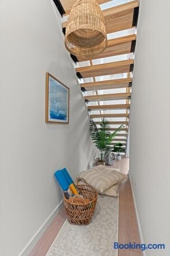 La Costa — A Modern Coastal Retreat with a Putting Green