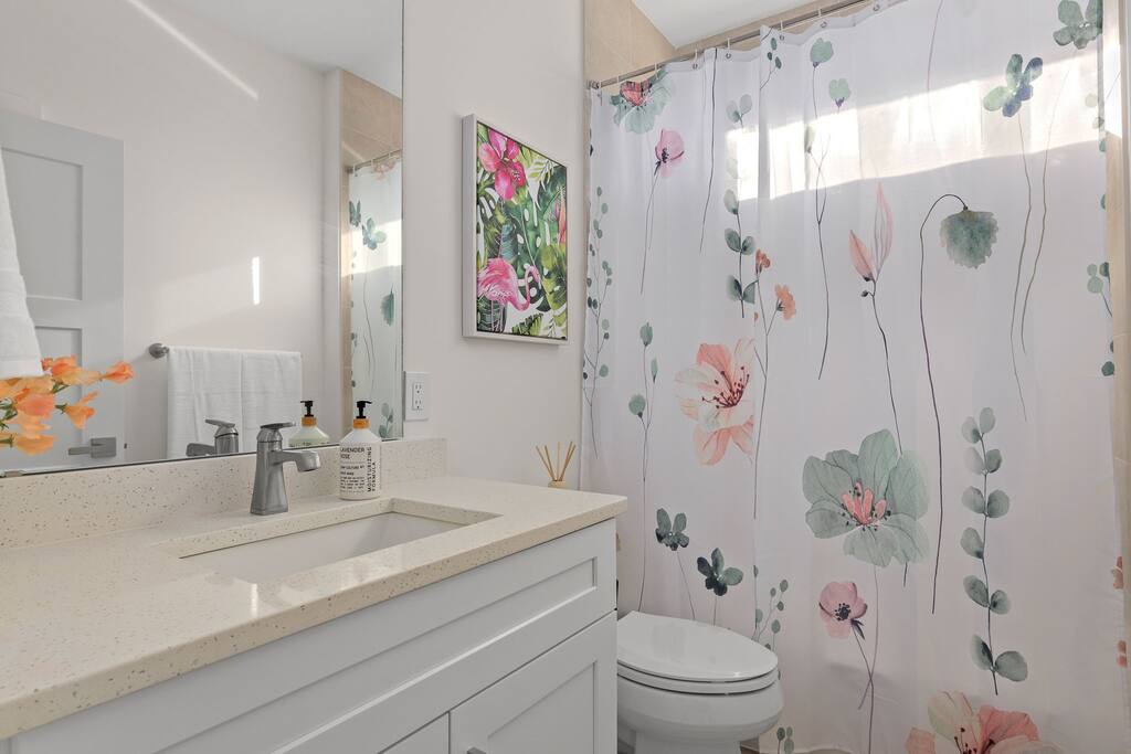 2 Stylish Homes •Sleeps 13• Near Downtown + Beach