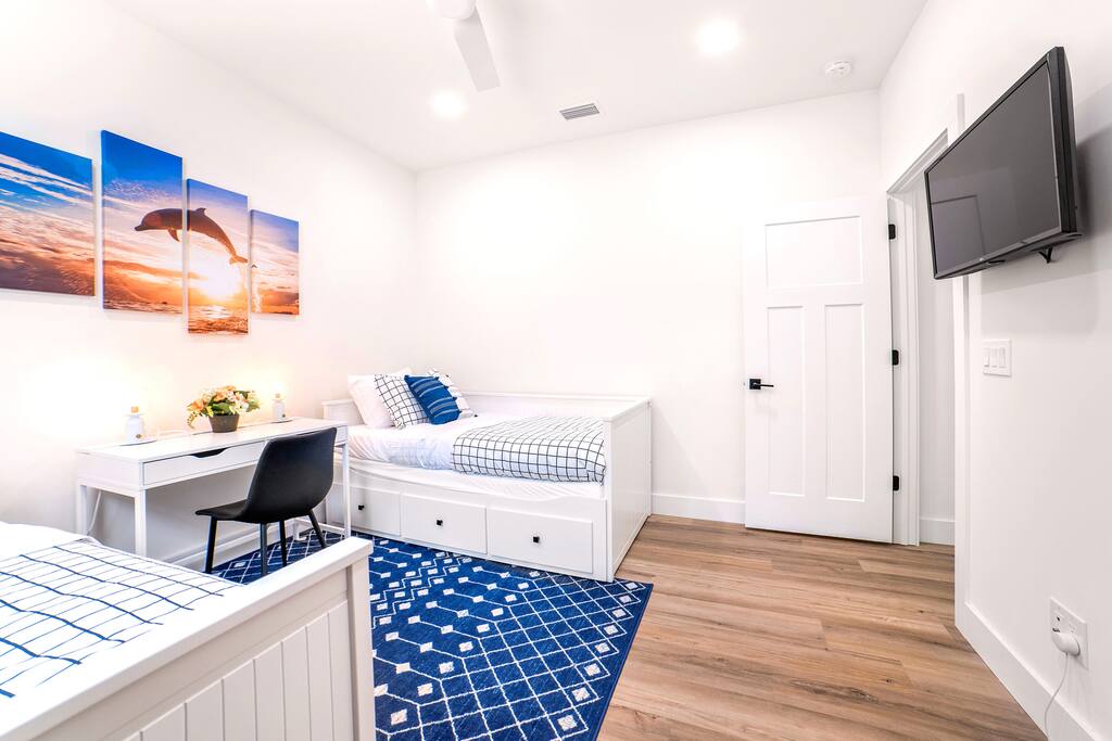2 Stylish Homes •Sleeps 13• Near Downtown + Beach