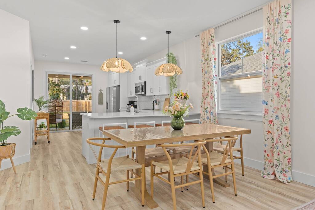 Dining Area: Bright and inviting space perfect for meals and laughter with loved ones!