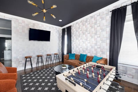 Hot Tub, Game Room, 2 King Beds, Close to DT