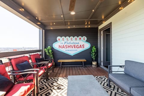 Hot Tub, Game Room, 2 King Beds, Close to DT