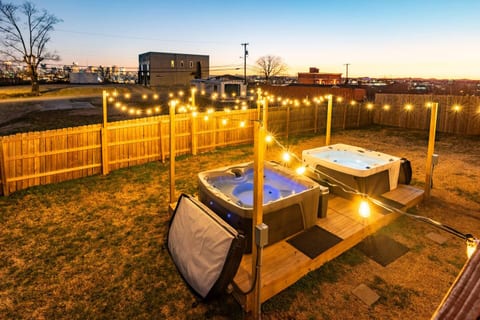 Hot Tub, Game Room, 2 King Beds, Close to DT